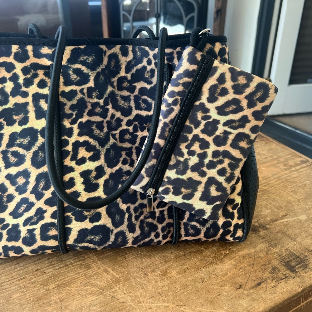 Chic Leopard Print Tote with Black Accents - Picture 4 of 4